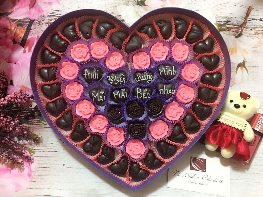 Chocolate chính là món ăn kinh điển nhất trong dịp lễ Valentine bởi hương vị ngọt ngào xen lẫn đăng đắng như các cung bậc cảm xúc trong tình yêu.