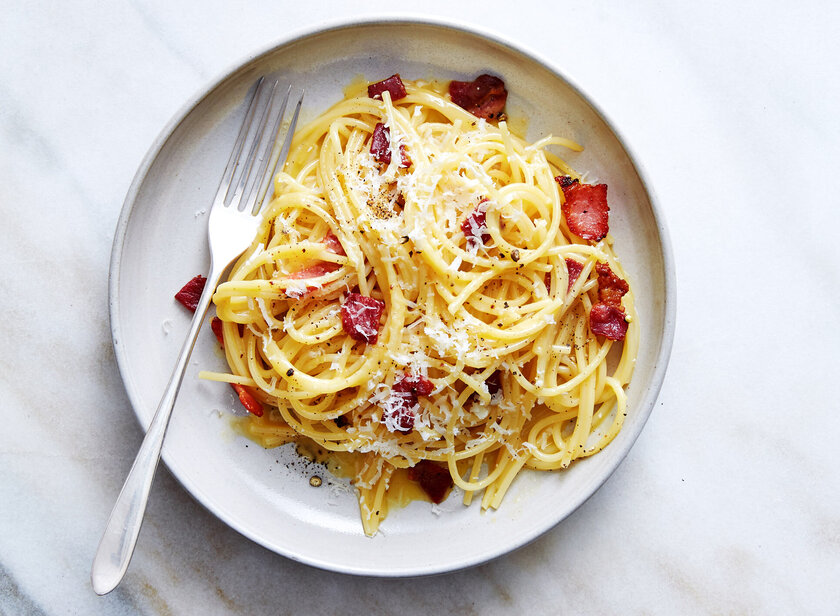 Trong ngày Valentine, spaghetti carbonara luôn là sự lựa chọn lý tưởng của các cặp đôi.