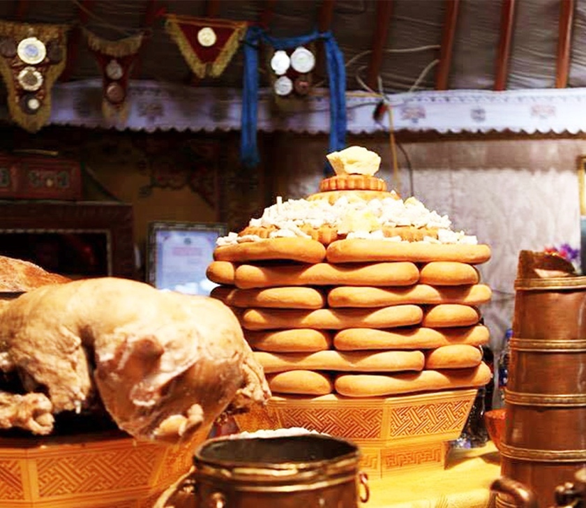 Món ăn không thể thiếu trong ngày Tết của người Mông Cổ là ul boov (tháp bánh ngọt) và uut (lưng cừu luộc).