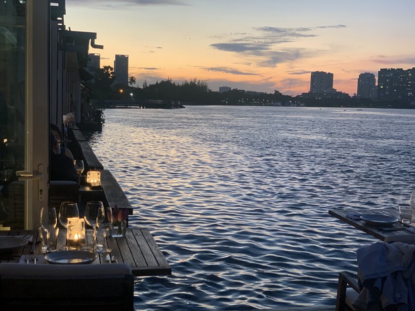 Ngồi cùng nhau ngắm hoàng hôn lãng mạn trên sông Sài Gòn.