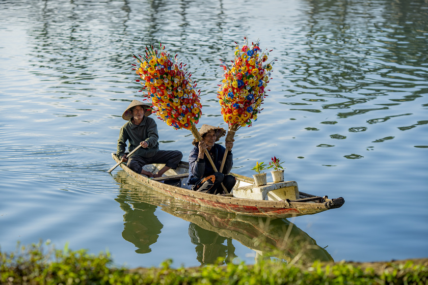 Khi nói đến hoa giấy, hẳn người dân xứ Huế đều ngưỡng mộ trước sự tài hoa, khéo léo và nghệ thuật làm hoa Sen giấy của làng Hoa giấy Thanh Tiên