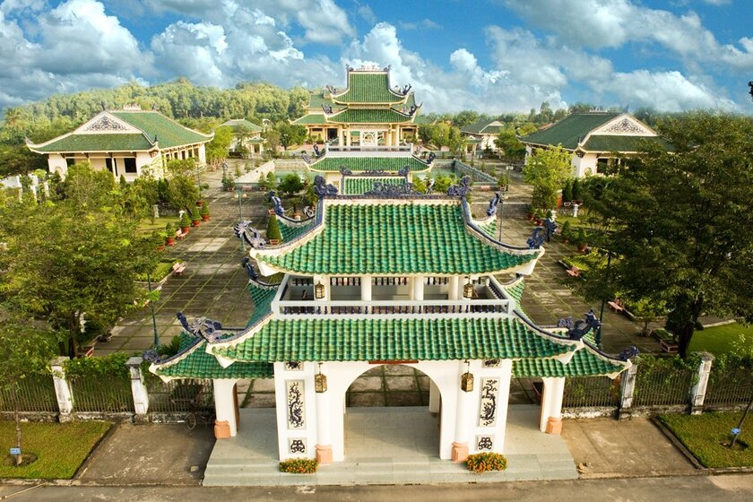 Ngoài thưởng thức đặc sản Biên Hoà, bạn cũng đừng quên ghé thăm Văn Miếu Trấn Biên - địa điểm nổi tiếng tại nơi đây.