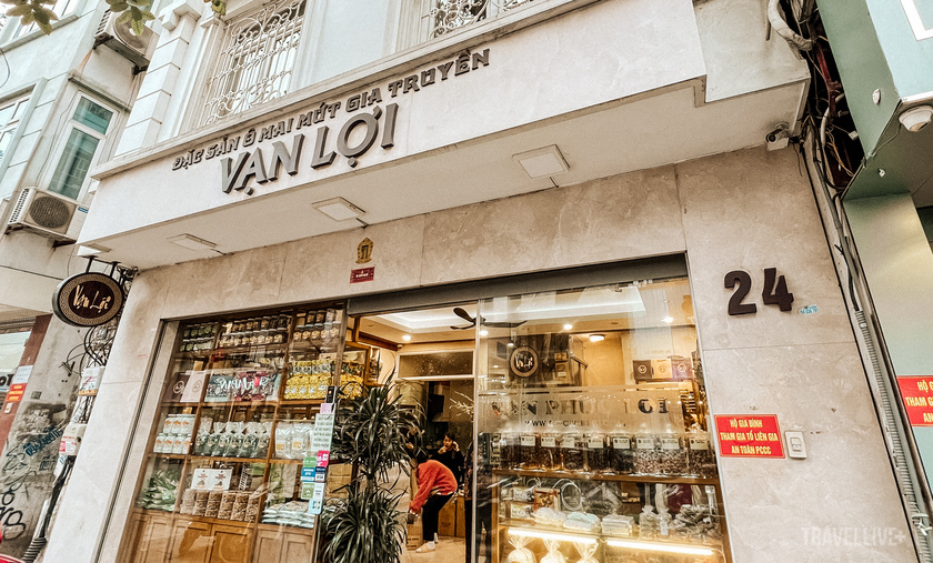 Nằm trên con phố Hàng Da, tiệm ô mai Vạn Lợi là một trong những thương hiệu hiếm hoi còn giữ được hương vị truyền thống.