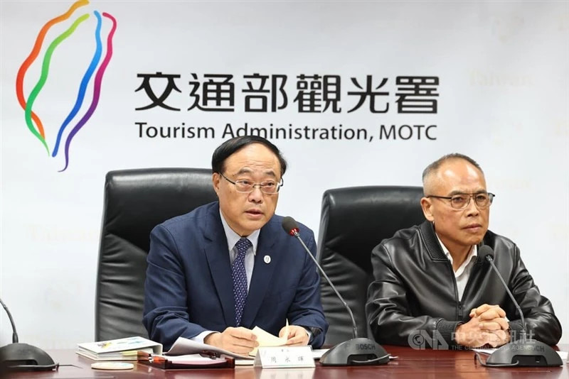 Ông Chu Vĩnh Huy (trái),Tổng Giám đốc Cục Du lịch Đài Loan và ông Trương Vĩnh Thành, Chủ tịch Hiệp hội Đảm bảo Chất lượng Du lịch phát biểu trong cuộc họp báo ngày 17/2. Ảnh: CNA.