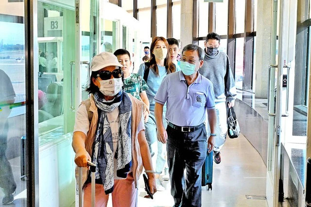 Du khách trở về sân bay Đào Viên trong tour 292 khách bị bỏ rơi.