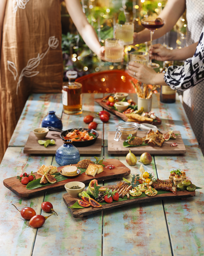 Các “thớt đồ nhắm” lẫn món ăn nhẹ trong thực đơn “Chill After Work” là một bữa tiệc của các sáng tạo ẩm thực công phu từ “đội ngũ bếp 5 sao” nổi tiếng của chuỗi thương hiệu Hum.
