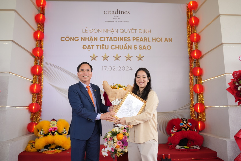 Ông Nguyễn Thanh Hồng, Giám đốc Sở VHTT-DL tỉnh Quảng Nam trao quyết định về việc công nhận khu nghỉ dưỡng Citadines Pearl Hoi An đạt tiêu chuẩn 5 sao