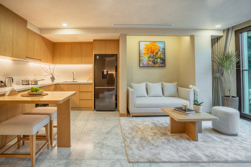Thiết kế tối giản, hiện đại, không gian mở liên thông giữa phòng khách, phòng ăn với đầy đủ tiện ích cao cấp.