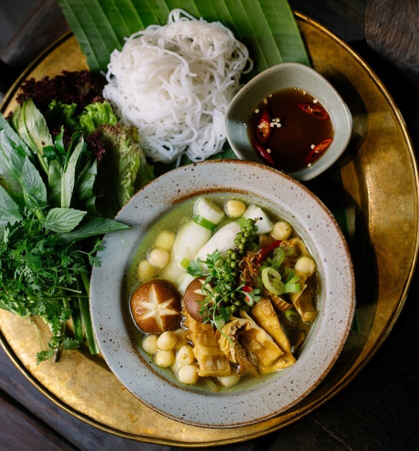 Lấy tên một loài hoa đặc biệt kết hợp với những món trong thực đơn, nhà hàng Ưu Đàm Chay tạo nên sự ấn tượng đến thực khách.