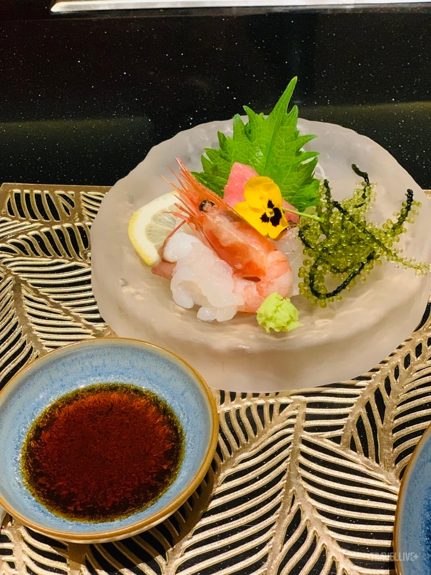 Sashimi gồm: bụng cá ngừ Nhật, bạch tuộc tươi Nhật Bản, tôm trắng Siroebi, tôm ngọt, cá tráp đỏ.