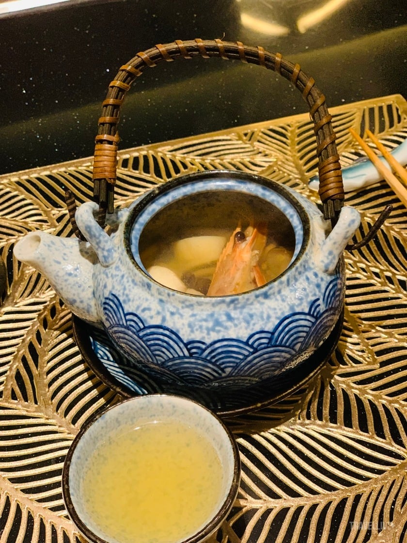 Món hấp: Dobin (súp ấm trà) được hầm từ xương cá tươi, kết hợp với hải sản tươi, hầm trong khoảng 3 tiếng.