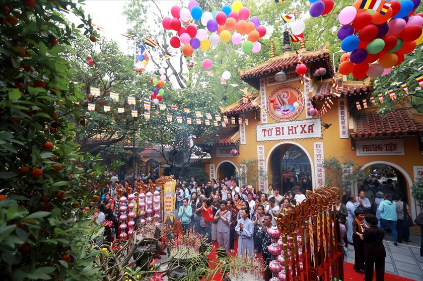Người Việt thường viếng lễ chùa trong ngày rằm tháng Giêng.