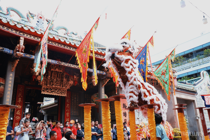 Biểu diễn nghệ thuật, múa Lân Sư Rồng cũng được diễn ra trong suốt những ngày lễ hội.