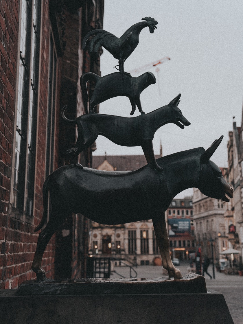 Tượng bốn con vật Bremen có thể coi như một biểu tượng của thành phố Bremen với các nhân vật trong tuyển tập truyện cổ Grimm nổi tiếng.