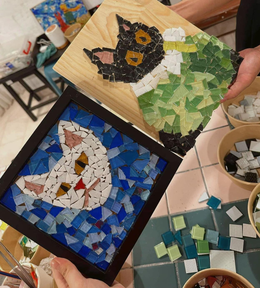 Tham gia những workshop về tranh Mosaic, bạn sẽ được học cách tận dụng những vật liệu đơn giản tưởng chừng không còn giá trị như những mảnh vỡ thủy tinh, gốm sứ… để tạo nên một tác phẩm nghệ thuật mang màu sắc của riêng mình.