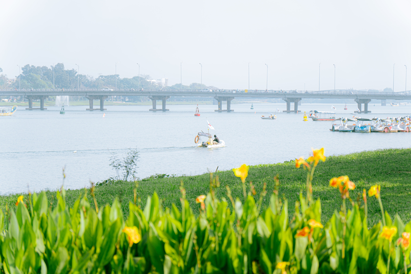 Mùa Xuân về, màu sắc xanh mướt của cỏ cây hoa lá như hòa quyện với dòng sông Hương lững lờ trôi.