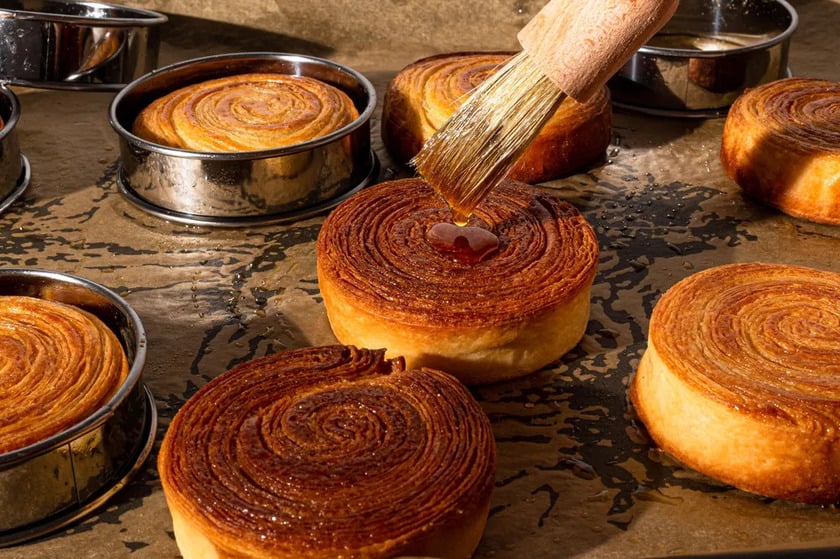 Cromboloni hay New York rolls là chiếc bánh với lớp vỏ ngàn lớp croissant giòn rụm từ bơ thủ công Pháp nhưng được tạo hình và sáng tạo tựa như một chiếc bánh tròn donut bơm nhân bomboloni của nước Ý.