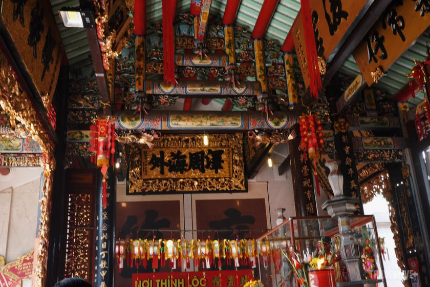 Hệ thống cột kèo đặc trưng văn hoá Trung Hoa tại hội quán Nghĩa An. 