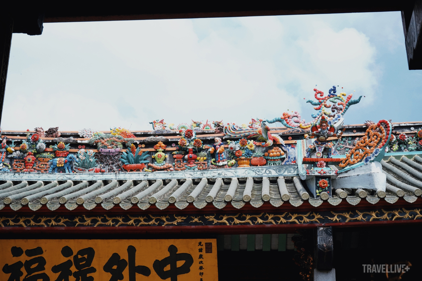 Nét đặc trưng trong kiến trúc Triều Châu hiện diện qua mái ngói cong vút, uốn lượn mềm mại, được trang trí tỉ mỉ bằng các mảnh sành sứ.