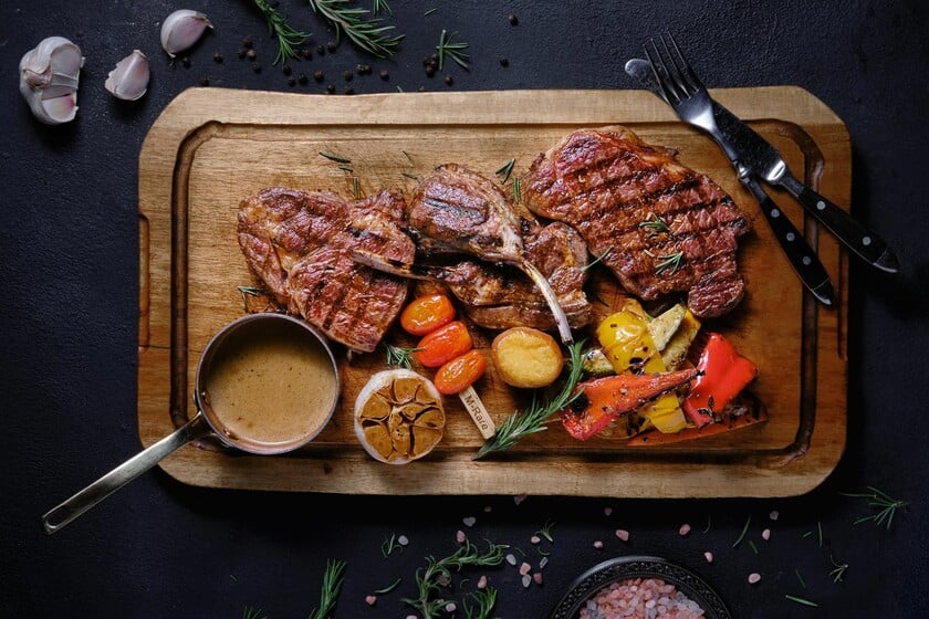 Điểm độc đáo và đáng chờ đợi nhất trong thực đơn chính là các món steak ngon nức tiếng của nhà hàng Moo Beef Steak.