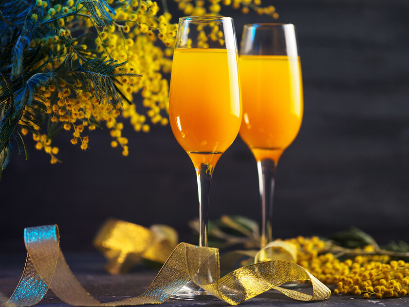 Ly cocktail có màu vàng cam rực rỡ được lấy cảm hứng từ hoa Mimosa.