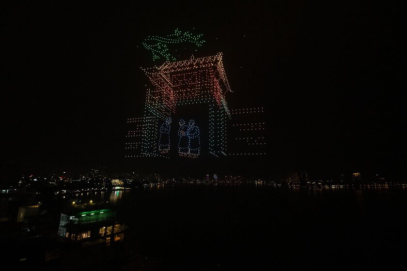Geton Hanoi 2024 - chủ đề “Sắc hương Tây Hồ” sẽ mang đến cho du khách những trải nghiệm vô cùng mới mẻ, sự kết hợp giữa hiện đại và sử thi qua chương trình nghệ thuật bán thực cảnh và màn trình diễn ánh sáng công nghệ laser mapping