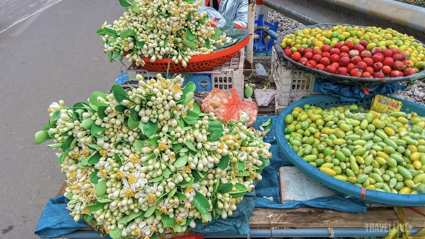 Hoa bưởi xuất hiện trên những gánh hàng khắp các phố phường từ bán theo bó đến bán theo cân.