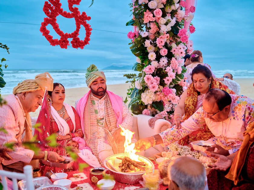 Đám cưới được tiến hành với sự tôn kính và trang trọng tượng trưng cho sự kết hợp vĩnh cửu của hai tâm hồn yêu nhau sâu đậm thông qua nghi lễ Pheras tại khu vực bãi biển được dàn dựng hoành tráng với sự chứng kiến của nhiều du khách