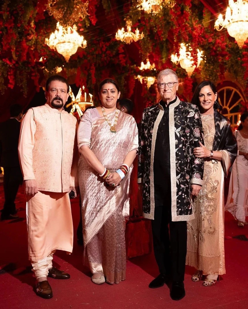 Bill Gates và bạn gái (bên phải) tại lễ cưới của con trai vị tỷ phú Ấn Độ.