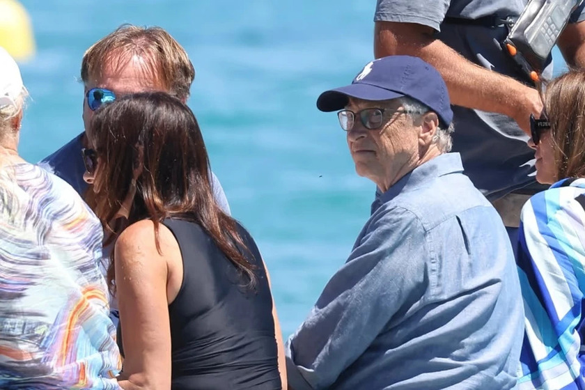 Bill Gates và bạn gái ngồi trên thuyền đến nhà hàng ven biển nổi tiếng Club 55 ở Saint-Tropez (Pháp) hồi tháng 8/2023.