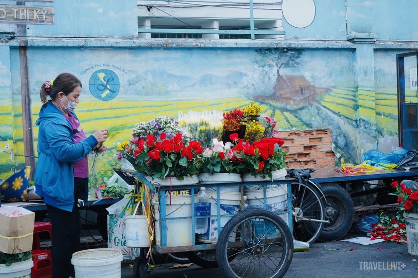 Bên cạnh những cửa hàng hoa lớn, còn có những xe hoa nhỏ trong chợ cho khách hàng tha hồ lựa chọn.