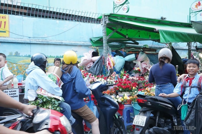Chợ hoa lớn nhất TP.HCM đông đúc khách chen nhau mua hoa sỉ và lẻ trước ngày 8/3.
