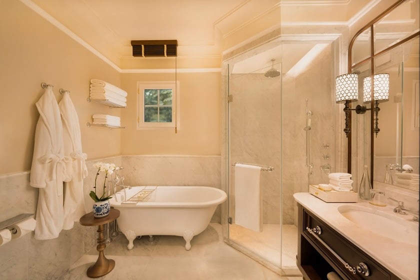 Phòng tắm của hạng phòng Grand Luxury được ốp đá cẩm thạch Ý và các thiết bị được thay mới