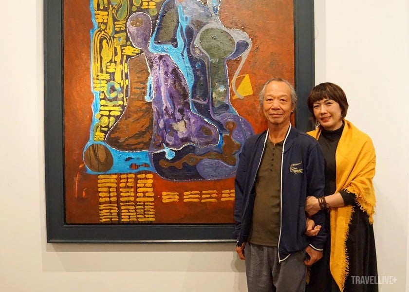 Vợ chồng họa sĩ Dũng Trống tại triển lãm 