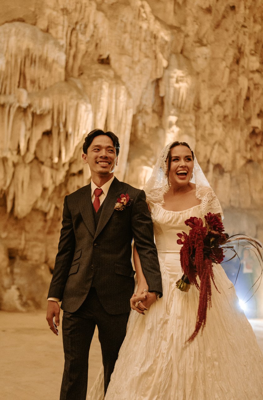 Cặp đôi trong đám cưới là chú rể Văn Quý (TPHCM) và cô dâu người nước ngoài Alexa muốn ngày trọng đại của mình ấn tượng và khó quên hơn lễ cưới bình thường nên đã quyết định tổ chức trong hang động