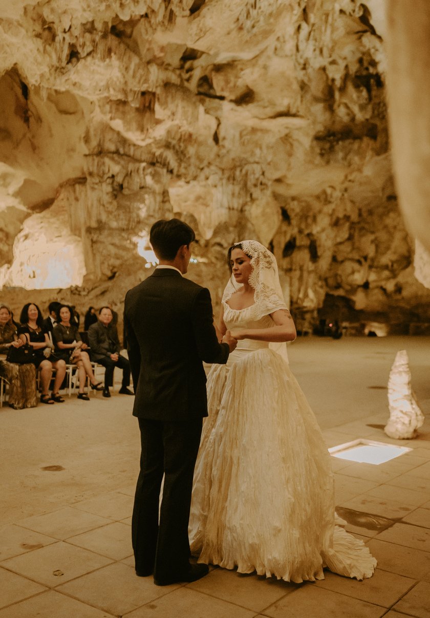 Các cặp đôi có thể sáng tạo với nhiều ý tưởng chụp ảnh độc đáo trong hang động, từ những góc chụp nghệ thuật với nhũ đá