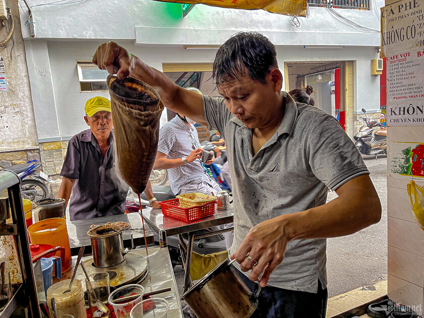 Mở cửa từ những năm 1950, Cà phê Vợt đã trở thành một phần không thể thiếu trong cuộc sống của người dân Sài Gòn.