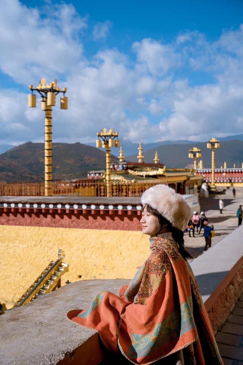 Trung Quốc có rất nhiều cổ trấn, ngoài trang phục đủ ấm, các bạn nên lựa chọn các trang phục tông đỏ, vàng, trắng hay đồ thổ cẩm để phù hợp với khung cảnh nơi đây.