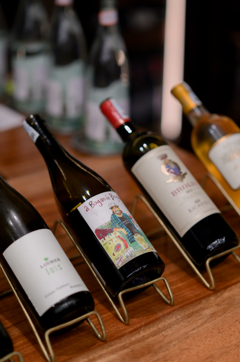 Những chai vang đến từ nhà rượu Red Apron Fine Wines & Spirits được tuyển lựa cẩn thận bởi Head Sommelier Huyền Hà không chỉ góp phần hoàn thiện hương vị của món ăn, mà còn đưa thực khách bước vào hành trình của những giống nho kinh điển trên thế giới, được thể hiện qua những “người kể chuyện” tận tâm của AKUNA