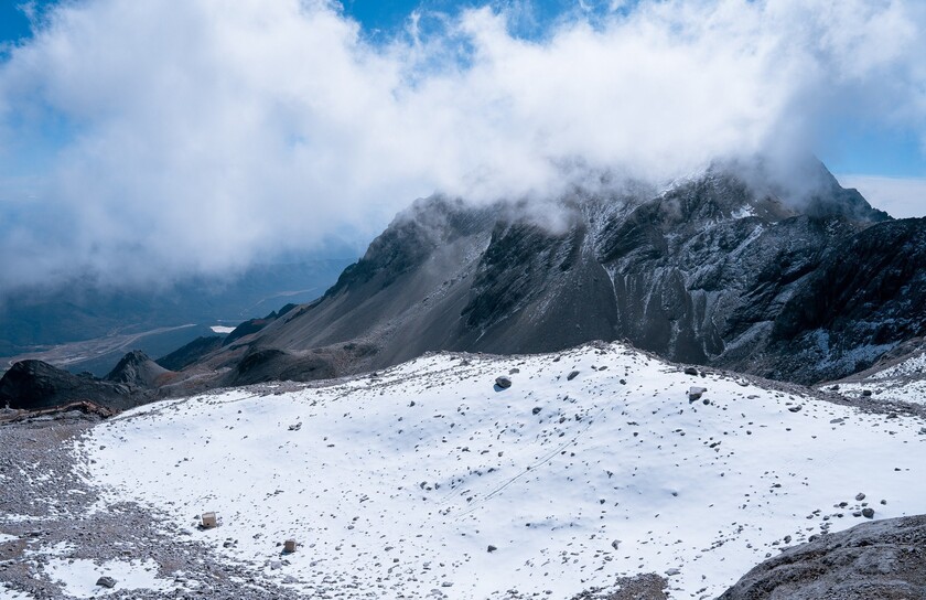 Nằm ở phía bắc tỉnh Vân Nam, núi tuyết Ngọc Long là một ngọn núi hùng vĩ với những đỉnh núi phủ đầy tuyết trắng quanh năm.