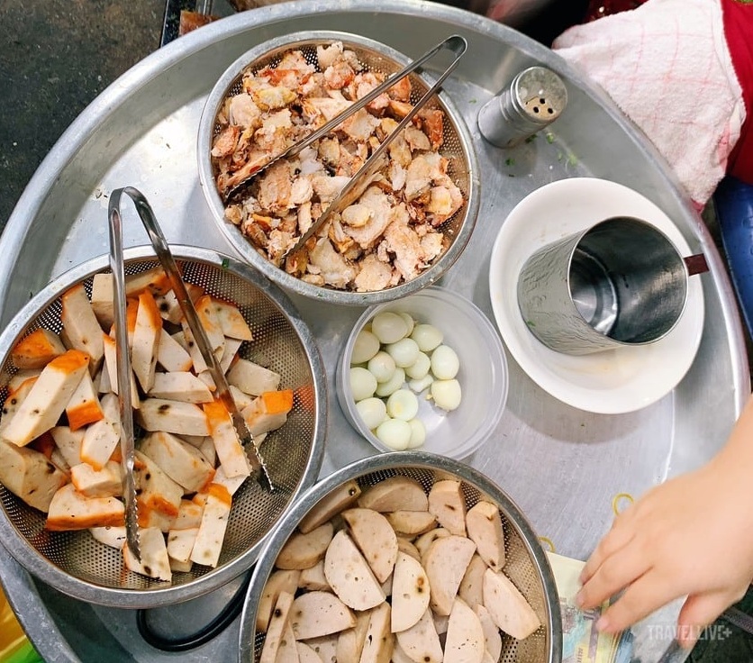 Bánh canh miền Trung khác hẳn những kiểu bánh canh giò, bánh canh thịt bạn thường thưởng thức ở Sài Gòn.