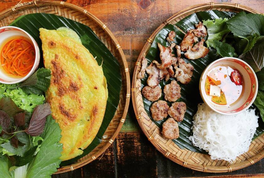 Thực đơn của quán là những món ăn truyền thống Việt Nam được chế biến tỉ mỉ.