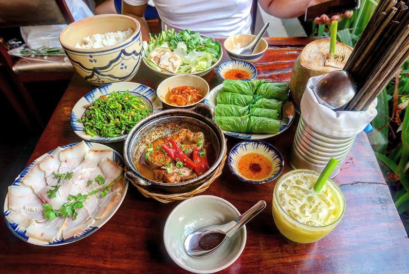 Cục Gạch Quán là điểm đến lý tưởng để thưởng thức bữa cơm gia đình ấm cúng trong không gian mộc mạc, mang đậm phong cách nông thôn Việt Nam.