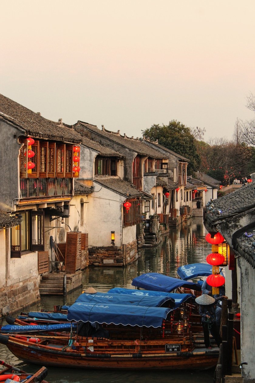 Du khách có thể di chuyển bằng thuyền trên những con kênh đào uốn lượn ở Châu Trang