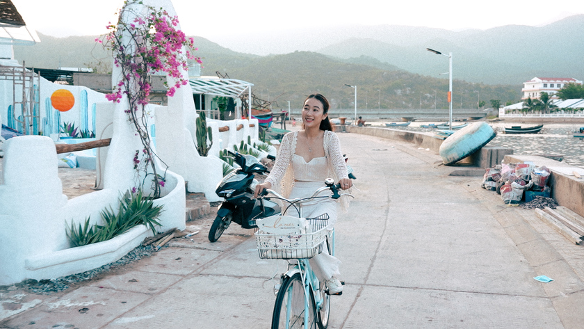 Dạo quanh làng chài Vĩnh Hy bằng xe đạp