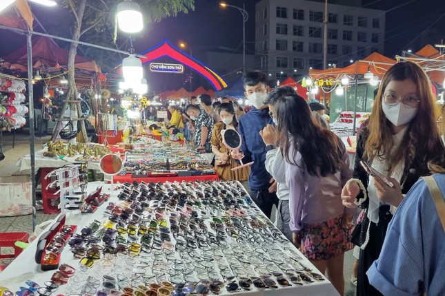 Du khách mua sắm tại chợ đêm Sơn Trà.