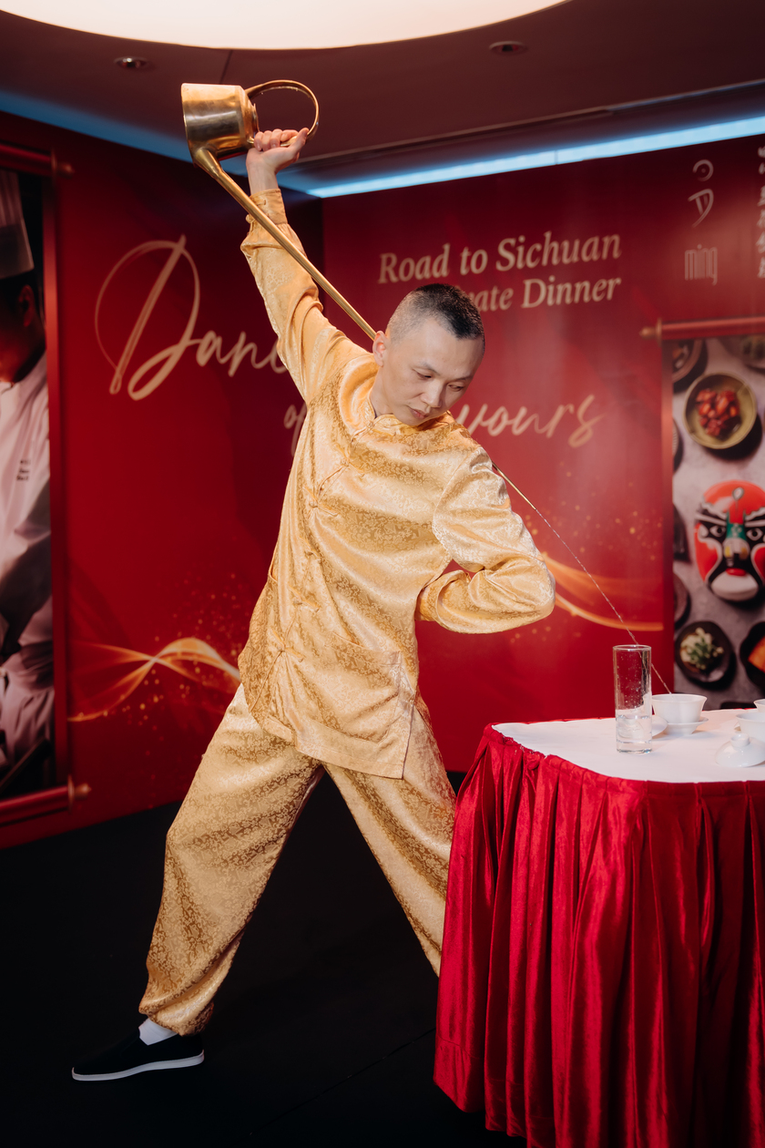 Si Chuan Dou Hua mang đến cho thực khách trải nghiệm văn hóa Á Đông độc đáo qua màn nghệ thuật múa trà.