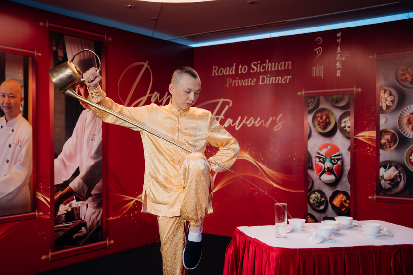 Màn trình diễn múa trà độc nhất vô nhị của nghệ nhân tài ba Yu Wei.