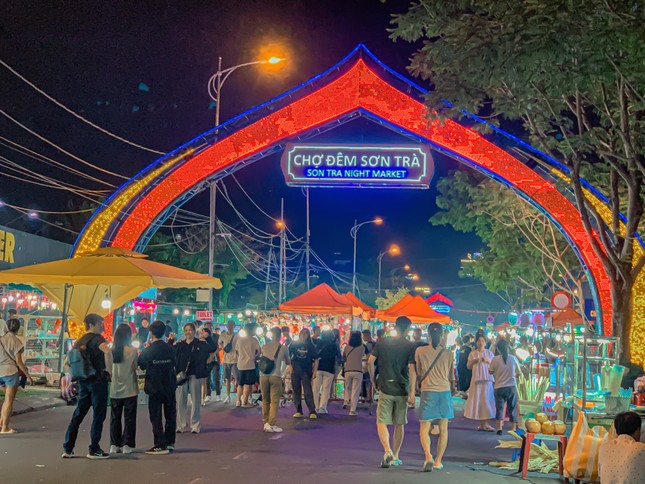 Chợ đêm Sơn Trà thu hút hàng ngàn lượt khách mỗi đêm.
