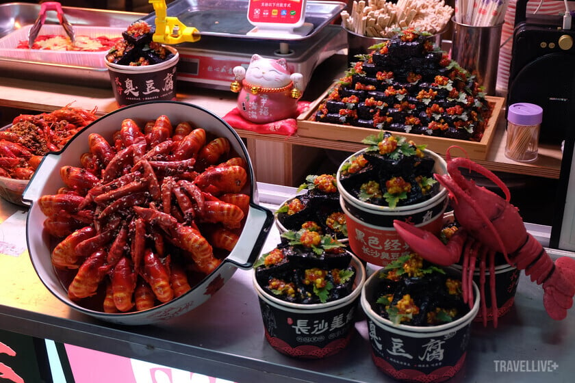 Chợ đêm chủ đề Yiheng night market ngoài những món ăn đặc sản địa phương, đây còn là nơi thích hợp để bạn tìm những món ăn nhẹ địa phương